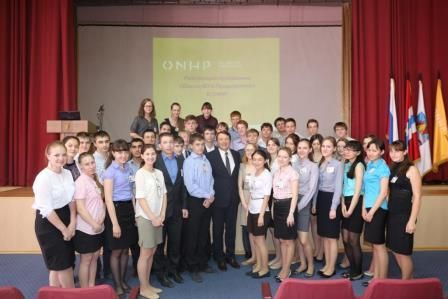 Игорь Зуга поздравляет коллектив ОАО «Омскнефтехимпроект» с юбилеем предприятия. 
